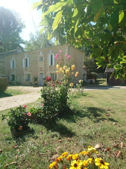 Location Meublee Au Milieu D'Un Ecrin De Verdure Aux Vieux Fours Noaillac Exteriör bild